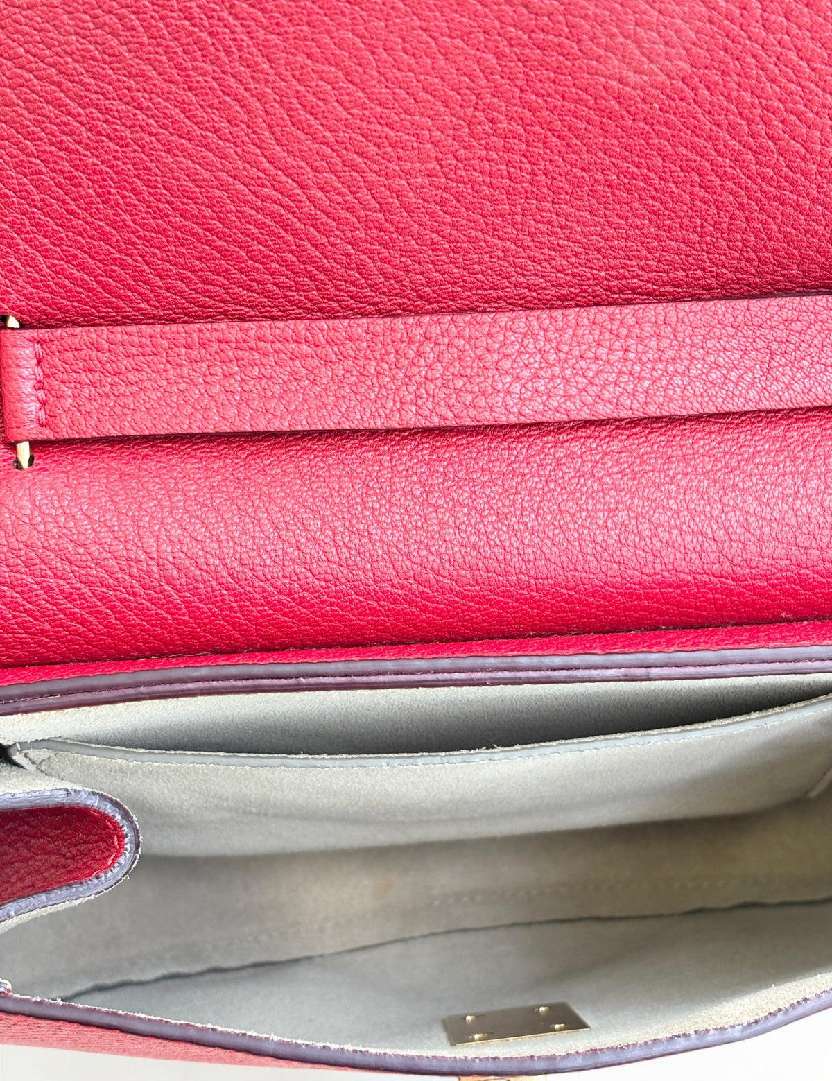 Chloé Drew medium leather shoulder bag in red, grained leather texture detail