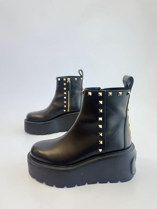 Valentino Garavani Uniqueform rockstud black boots 38