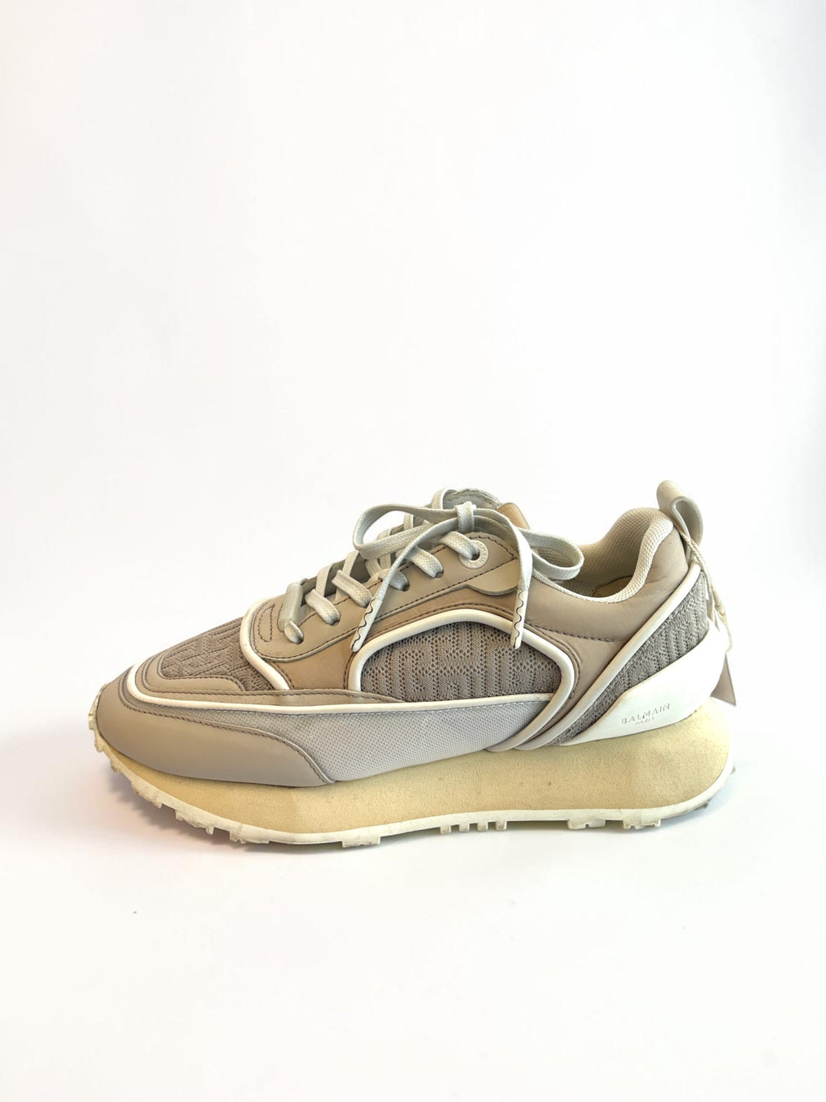 Balmain B-Racer sneakers in beige, close-up of leather and mesh panelling
